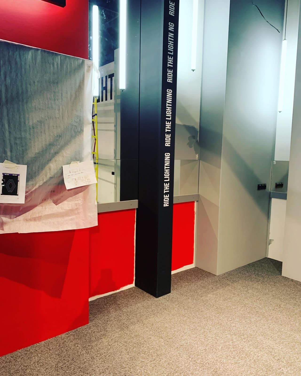 Автосалон Tesla в Москве